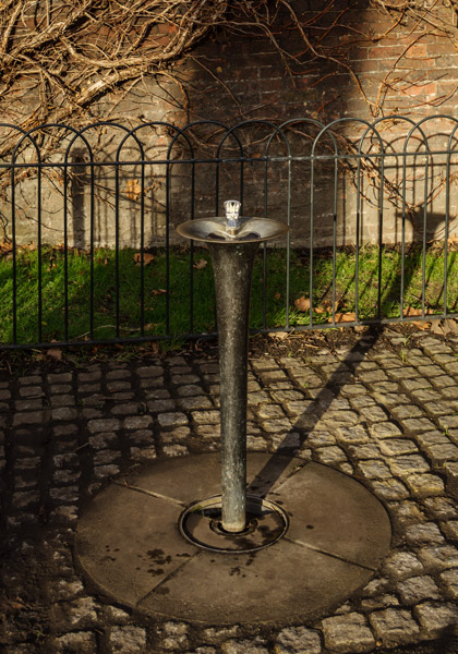 Photograph of fountain installation in London, 01 of 10