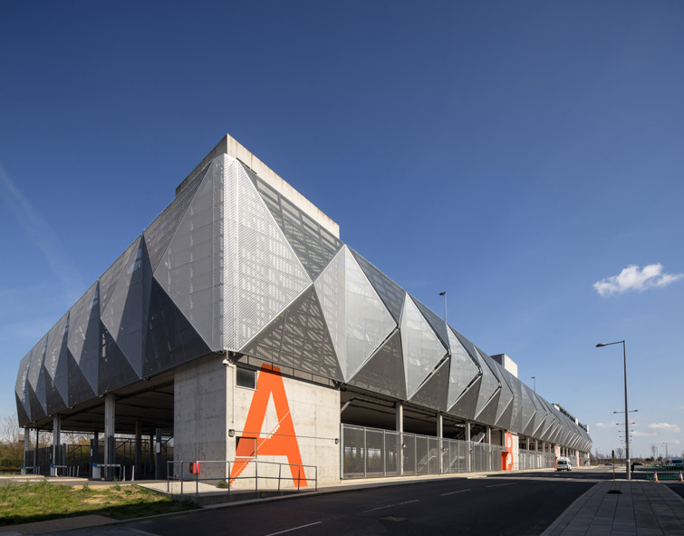 Oblique angle exterior photo, 03 of 13